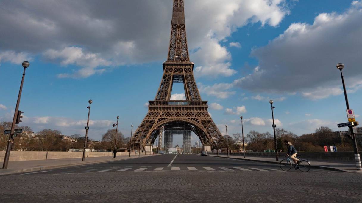 A Paris, en plein confinement de la population, le quartier de la tour Eiffel, presque vide, mercredi 18 mars 2020. 
