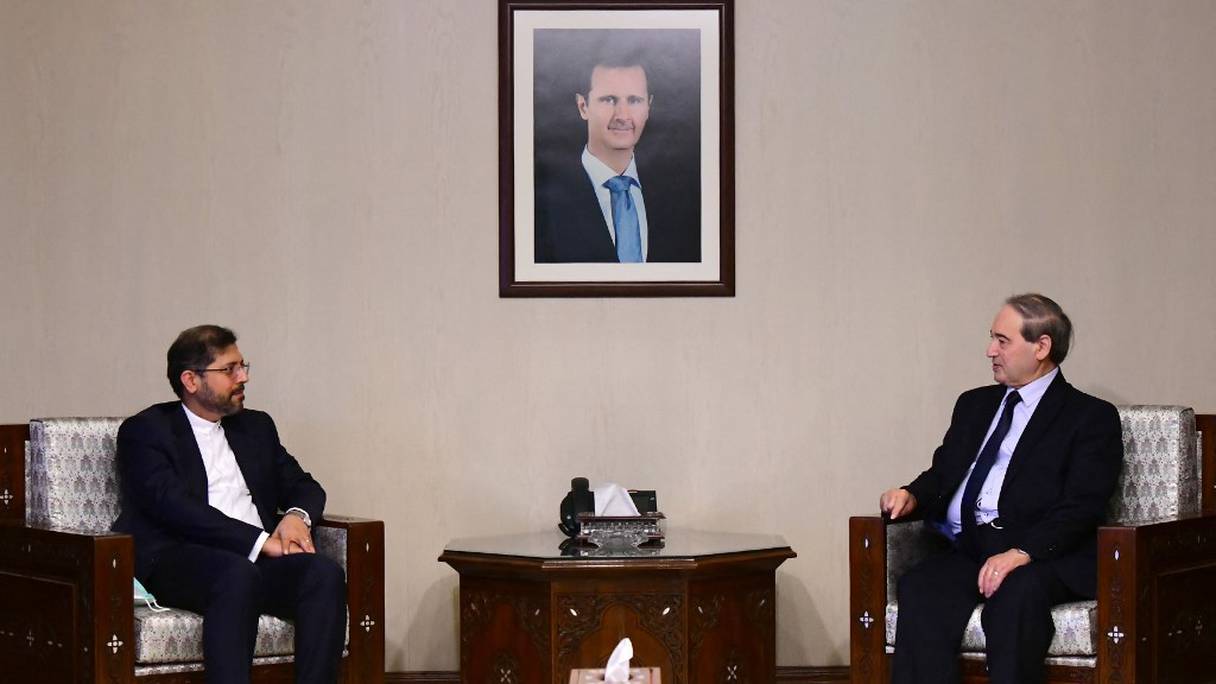 Le ministre syrien des Affaires étrangères Faisal Mekdad (à droite) rencontre Saeed Khatibzadeh, porte-parole officiel du ministère iranien des Affaires étrangères, à Damas, le 24 février 2021. 
