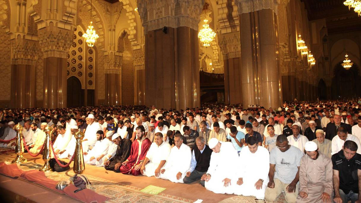 Des fidèles en prières pendant des Tarawih, à la mosquée Hassan II, lors d'un Ramadan passé, avant le déclenchement au Maroc de la pandémie du coronavirus, en mars 2020. 
