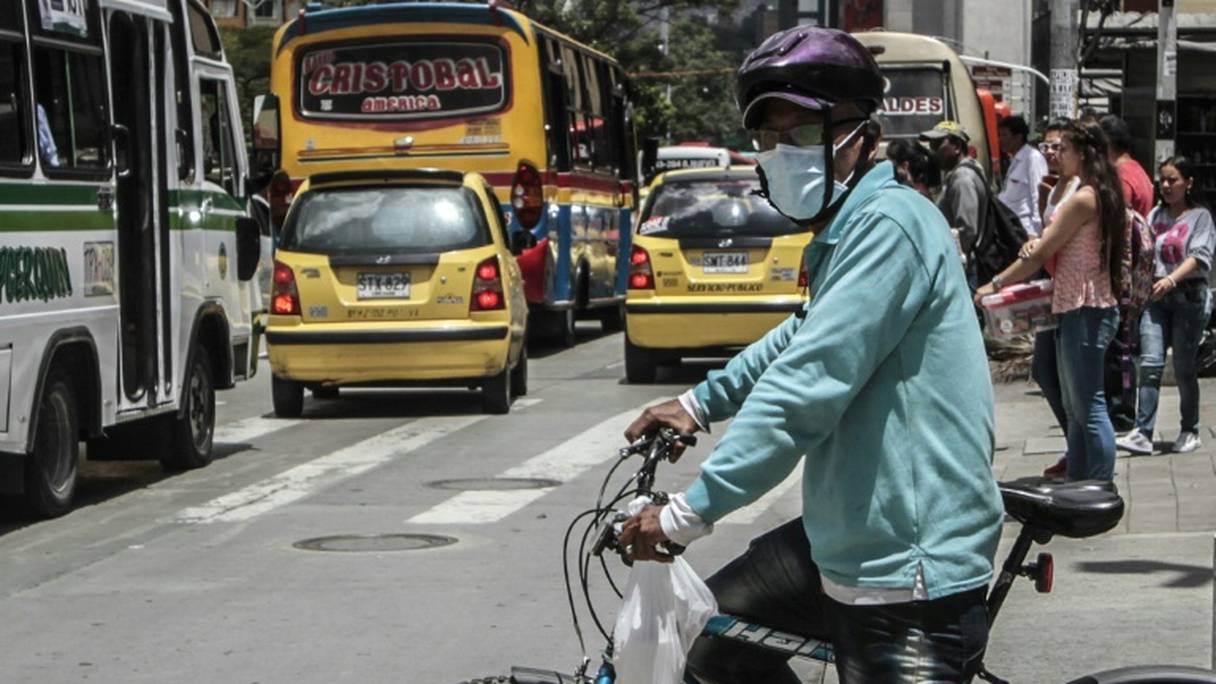 Un cycliste de Medellin en Colombie porte un masque pour se protéger de la pollution.
