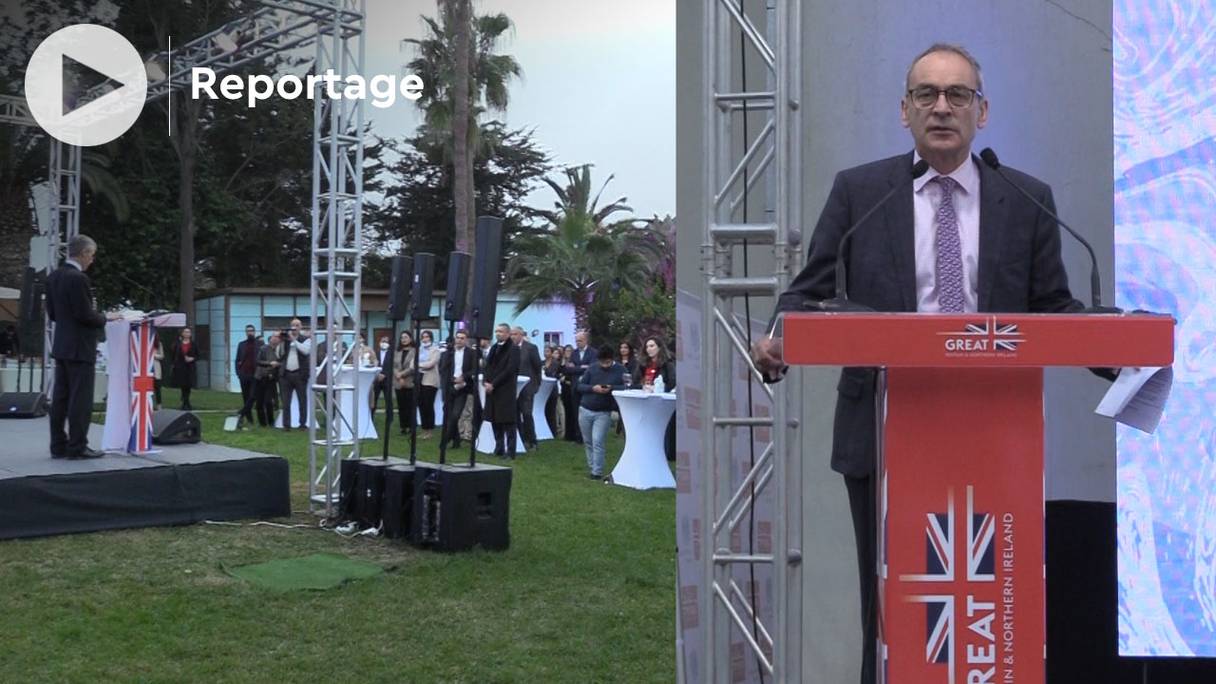 Simon Martin, ambassadeur de Grande-Bretagne au Maroc, prend la parole à une réception organisée à cette ambassade, à l'occasion d'une visite du Dr Andrew Murrison, envoyé spécial de Boris Johnson pour le commerce au Maroc, le 23 février 2022, à Rabat. 
