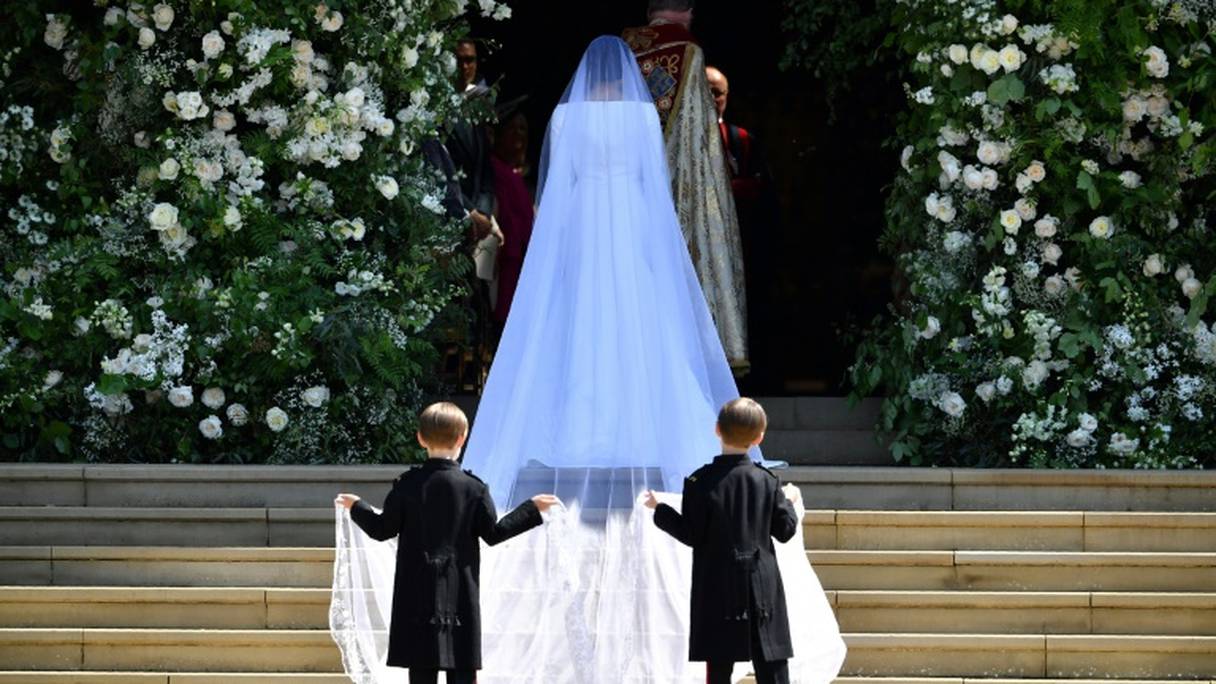 La robe de Meghan Markle a été créée par la styliste britannique Clare Waight Keller pour le mariage de l'ex actrice américaine avec le prince Harry, célébré le 19 mai 2018 à Windsor.
