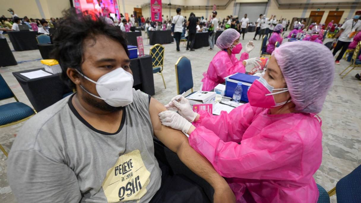 Un agent de santé administre le vaccin Sinovac lors d'une campagne de vaccination de masse contre l'épidémie de coronavirus Covid-19 à Jakarta, en Indonésie, le 31 juillet 2021.
