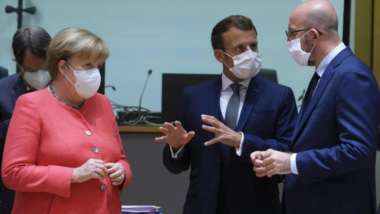 La chancelière allemande Angela Merkel, le président français Emmanuel Macron et le président du Conseil européen Charles Michel au sommet européen à Bruxelles, vendredi 17 juillet 2020.
