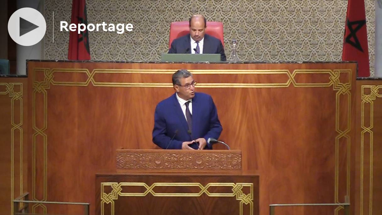 Aziz Akhannouch devant la Chambre des conseillers, à l’occasion de la séance mensuelle dédiée à la politique générale de l’Exécutif, lors de son grand oral sur la réforme de l'éducation nationale, mardi 5 juillet 2022.
