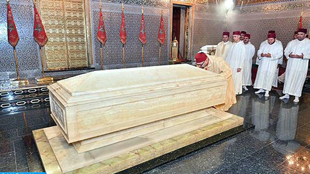Le Roi Mohammed VI se recueillant sur la tombe de feu SM Mohammed V. 
