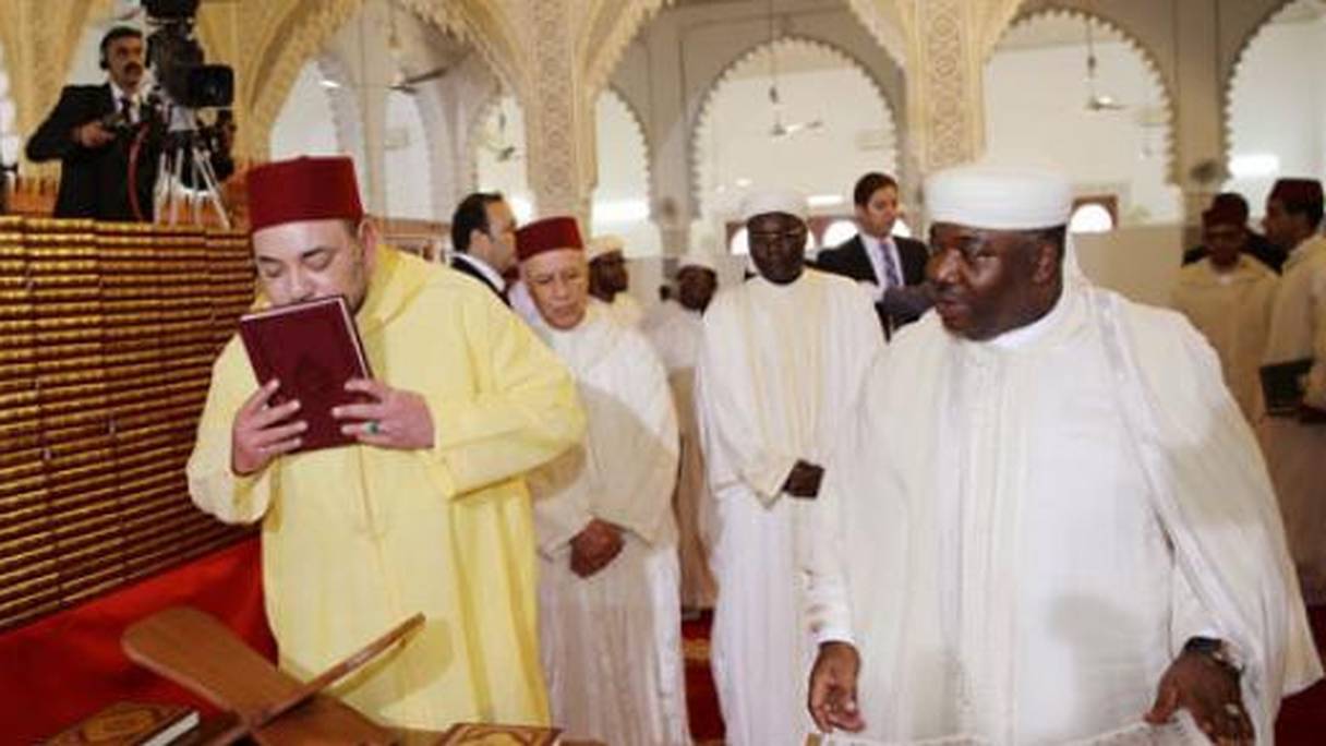 Le roi Mohammed VI, commandeur des croyants, faisant don de 10.000 exemplaires du Saint-Coran à la partie gabonaise. Ici, avec le président Ali Bongo lors de la visite royale à Libreville en 2014.
