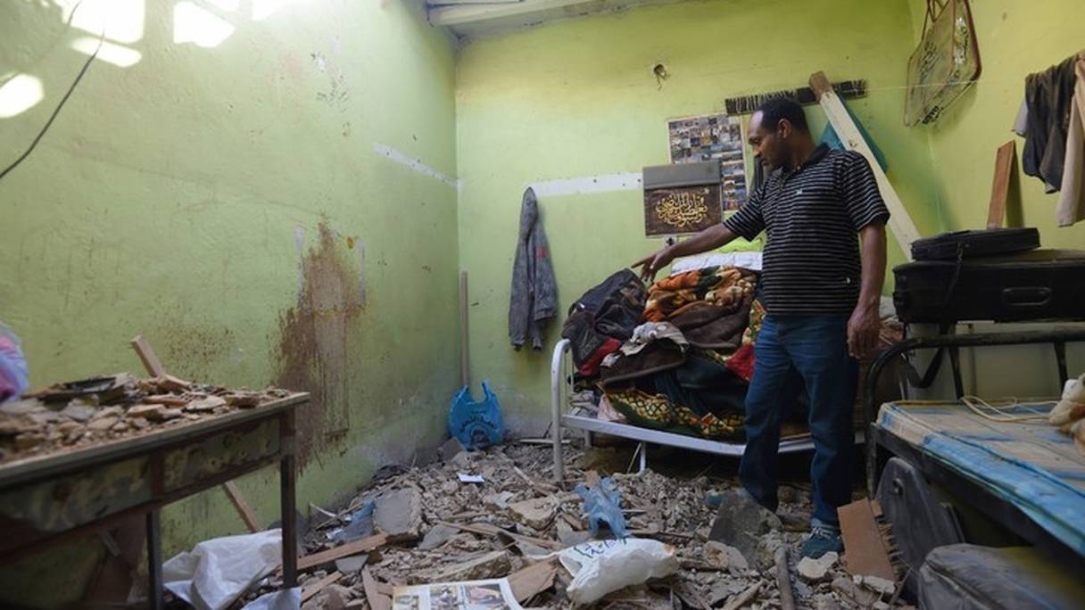 Un appartement touché par des éclats d'obus après une salve de missiles tirés par des rebelles chiites yéménites et interceptés, dans le quartier El-Hammam à Riyad, le 26 mars 2018
