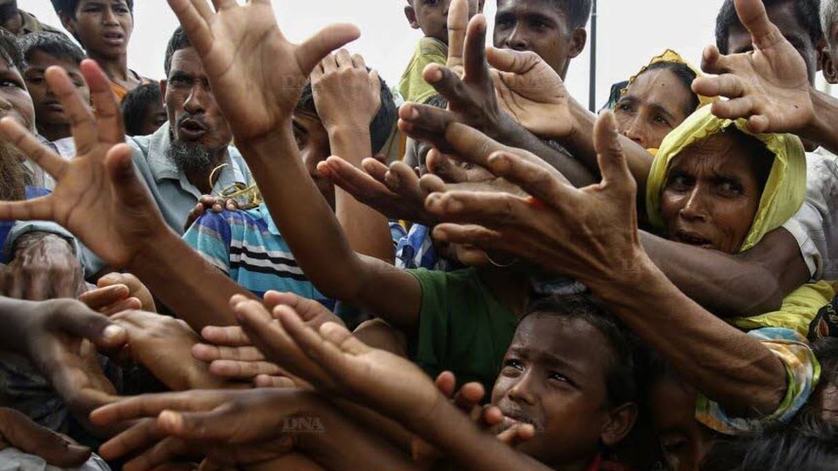 Des réfugiés rohingyas attendant de la nourriture dans un camp de réfugiés à la frontière avec le Bangladesh.
