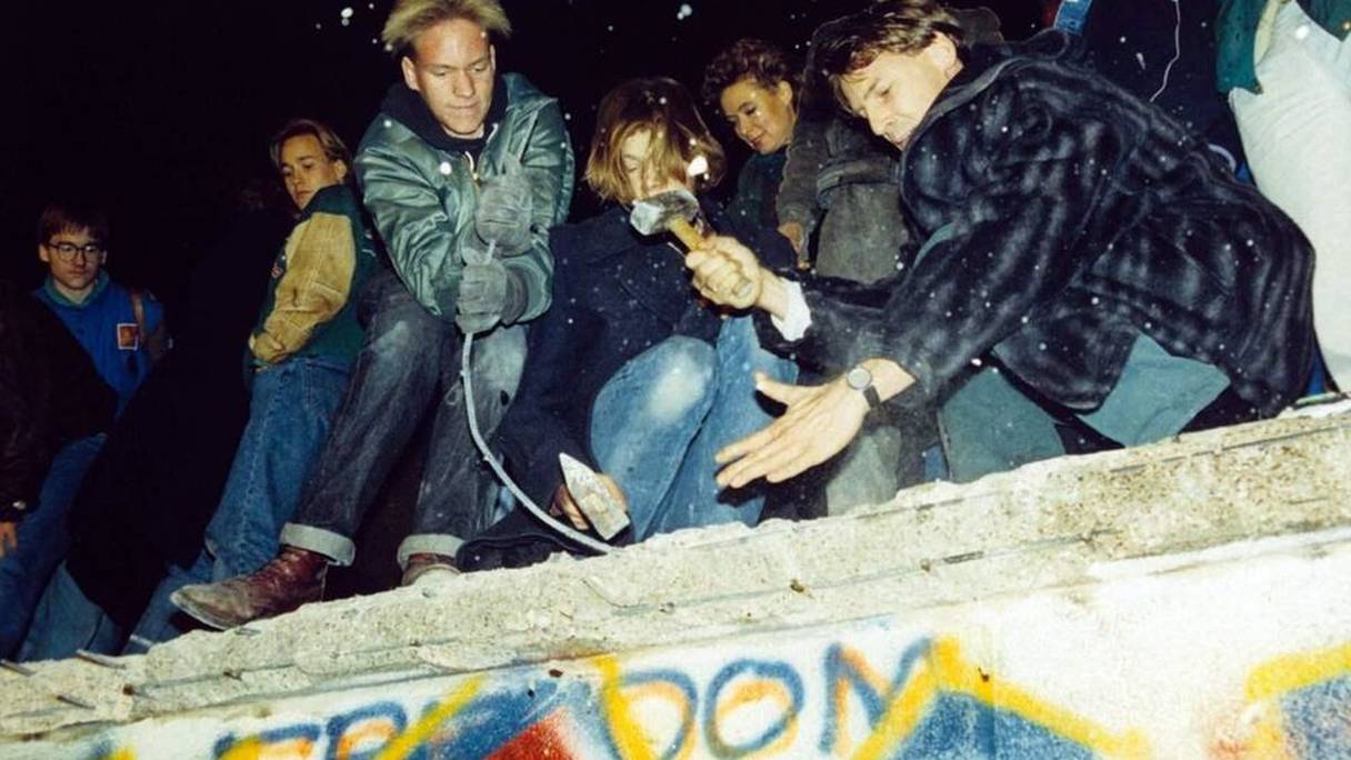 Des Berlinois commencent à détruire le Mur, dans la nuit du 10 novembre 1989.
