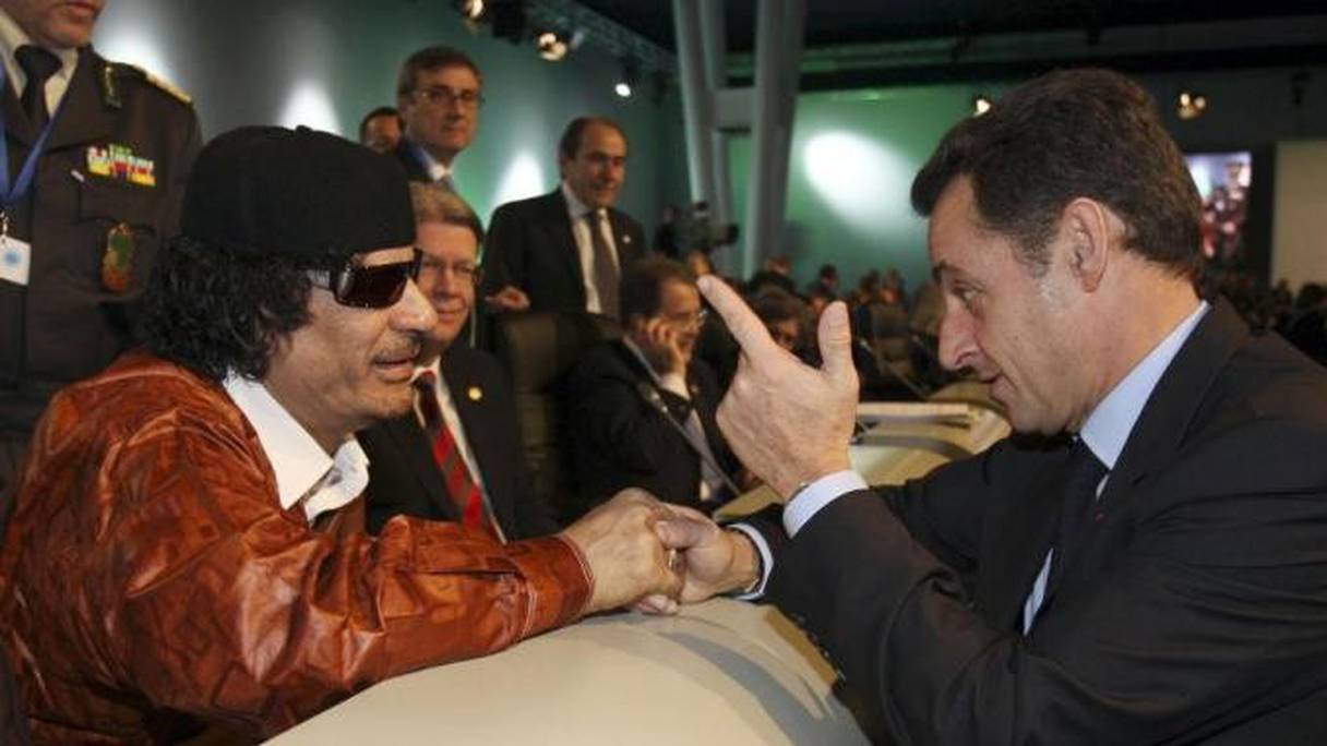 Mouammar Kadhafi et Nicolas Sarkozy avant le sommet Afrique-Union européenne de Lisbonne, le 8 décembre 2007.

