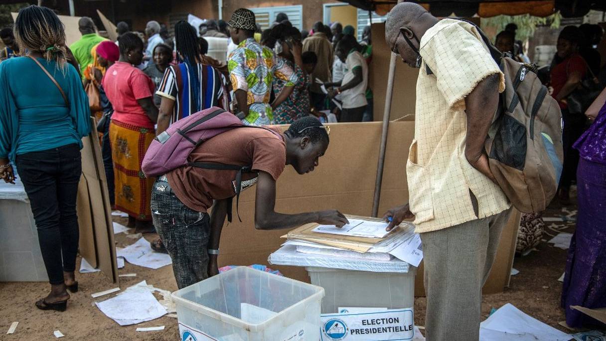 Vérification du matériel électoral sous la supervision d'un membre de la Commission électorale nationale indépendante (CENI), à Ouagadougou, le 21 novembre 2020, à la veille du scrutin présidentiel au Burkina Faso. 
