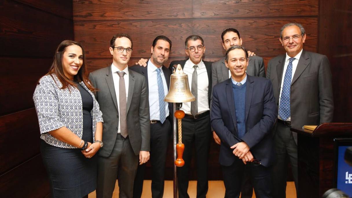 L'équipe Mutandis, en compagnie du DG de la Bourse de Casablanca, lors de la cérémonie de première cotation. 
