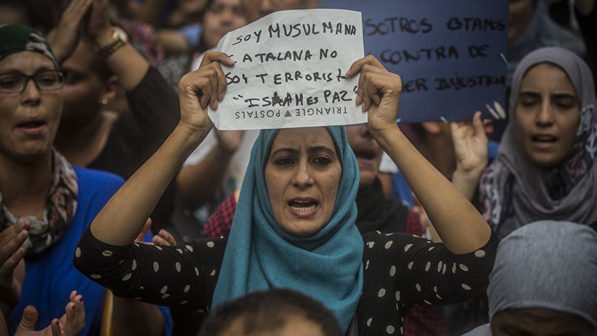 Des dizaines de musulmans de Barcelone s'étaient réunis samedi pour dénoncer le terrorisme sur la Rambla.
