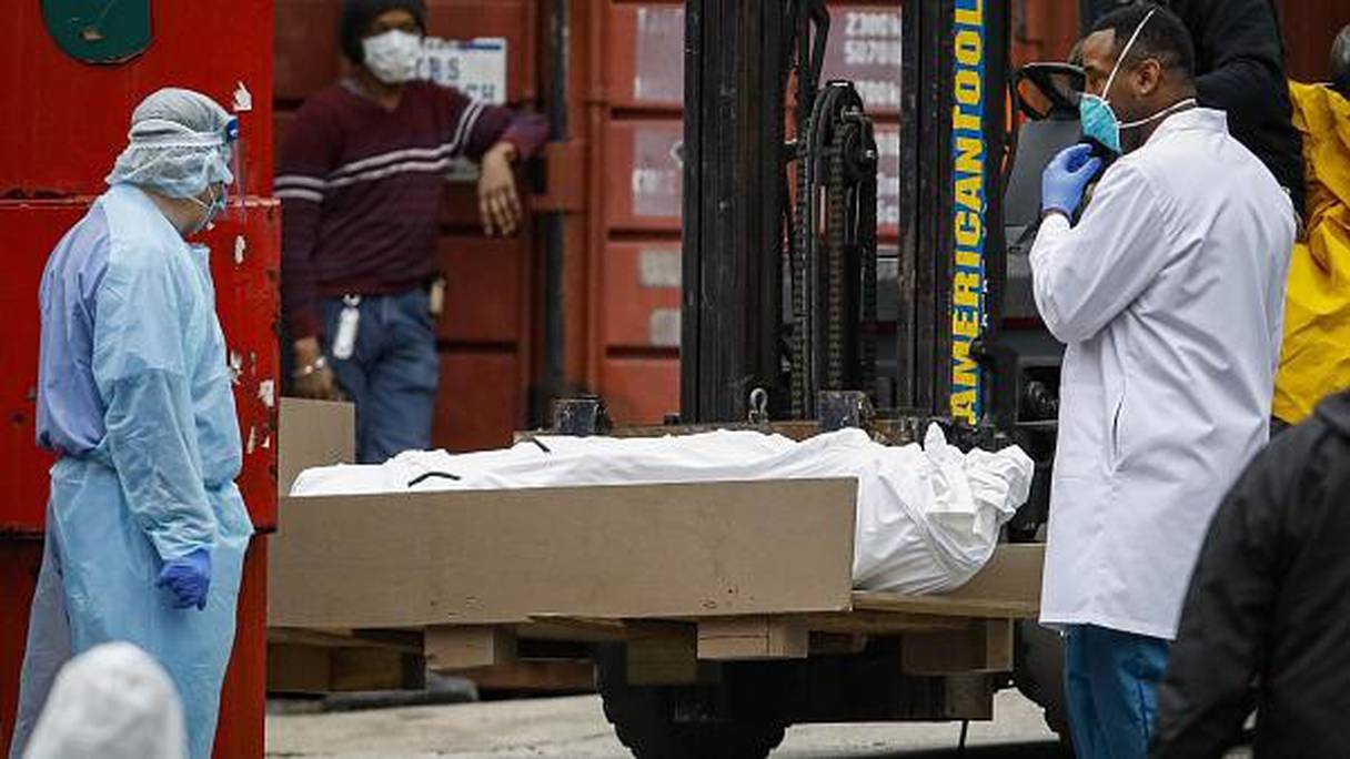 Le corps d'une personne décédée du Covid-19 est déposé dans un camion frigorifique dans le quartier de Brooklyn, à New York, le 31 mars 2020. 
