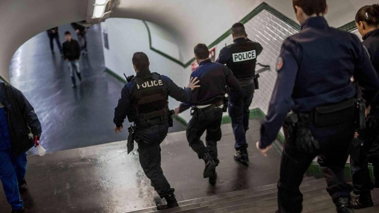 Une descente de police dans le métro parisien. 
