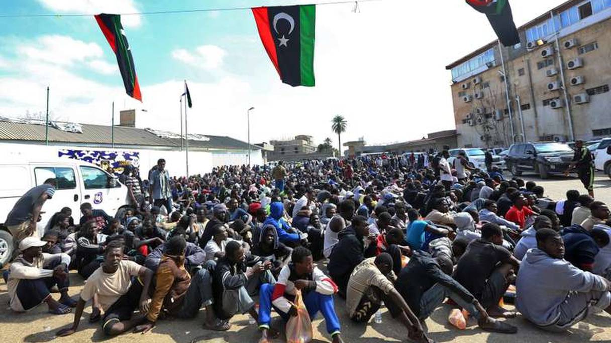 Des migrants subsahariens rassemblés par les services libyens de lutte contre l'immigration illégale.
