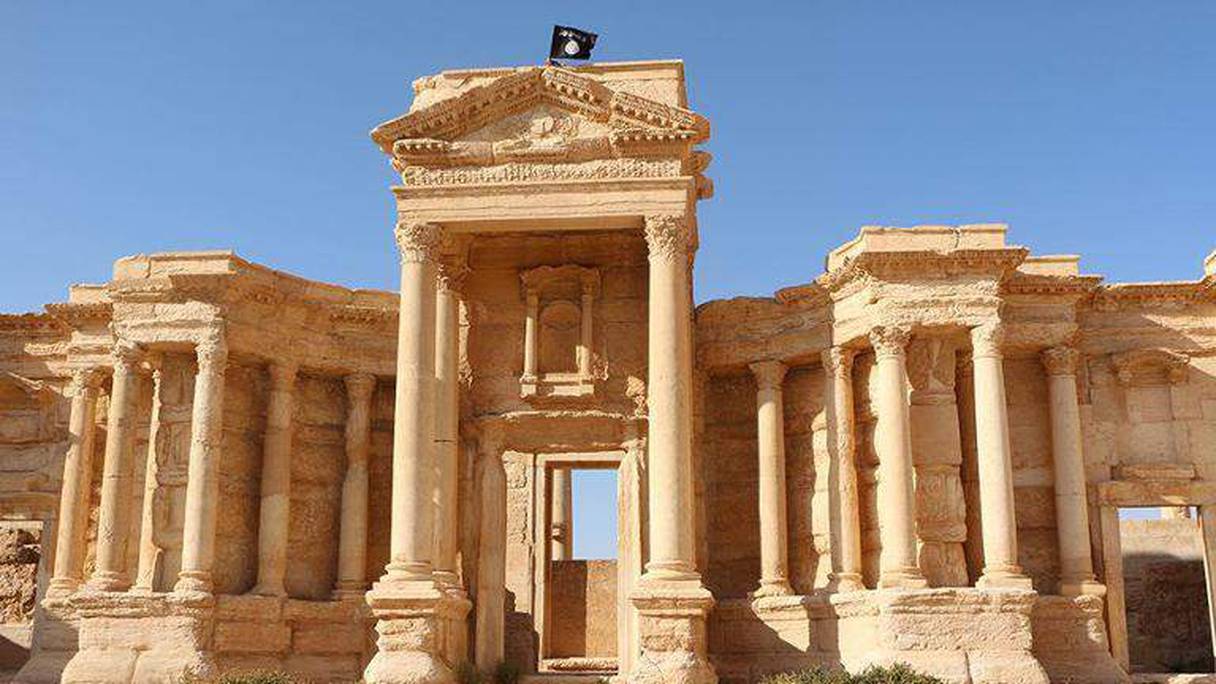 Une image diffusée par le média jihadiste Welayat Homs le 28 mai 2015 montrant un drapeau de l'Etat islamique sur le site antique de Palmyre, un site vieux de 2000 ans en Syrie.
