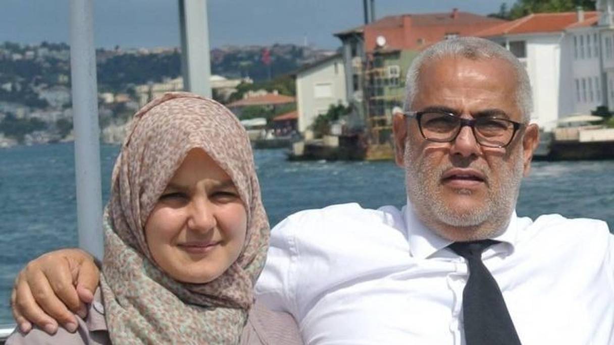 Soumaya, la fille d'Abdelilah Benkirane, avec son père en Turquie.
