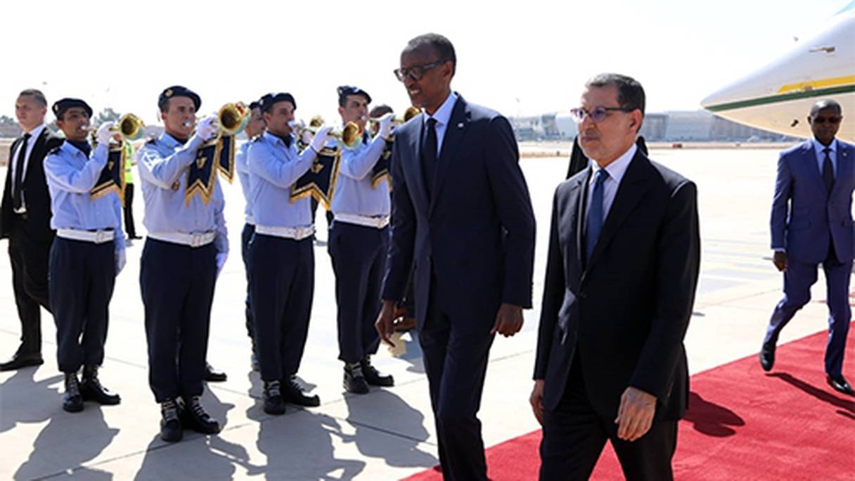 Le président rwandais Paul Kagame accueilli par le cehf du gouvernement, Saâd Dine El Otmani, à l’aéroport international Marrakech-Menara, samedi 12 octobre 2019.

