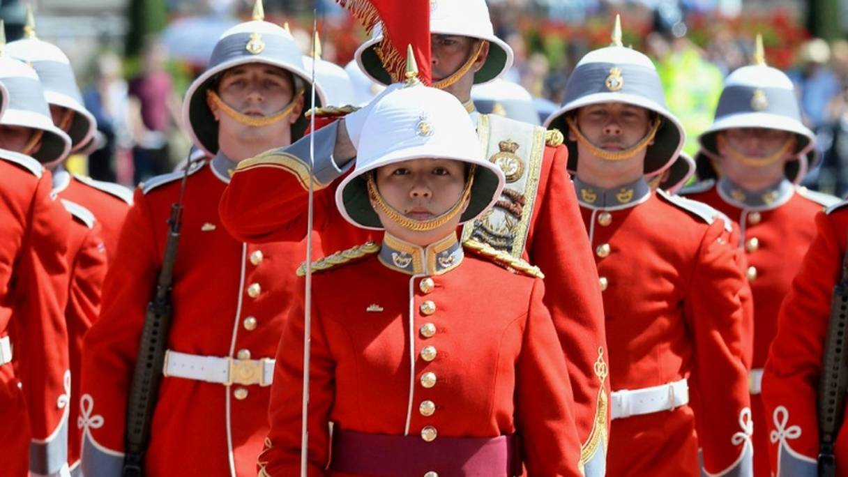 Le capitaine Megan Couto (C) du 2e bataillon de la garde de la reine Elizabeth II, chargée de protéger les palais de Buckingham et de St James à Londres, le 26 juin 2017.
