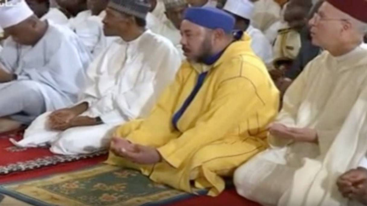 Le roi Mohammed VI accomplissant la prière du vendredi à Abuja.
