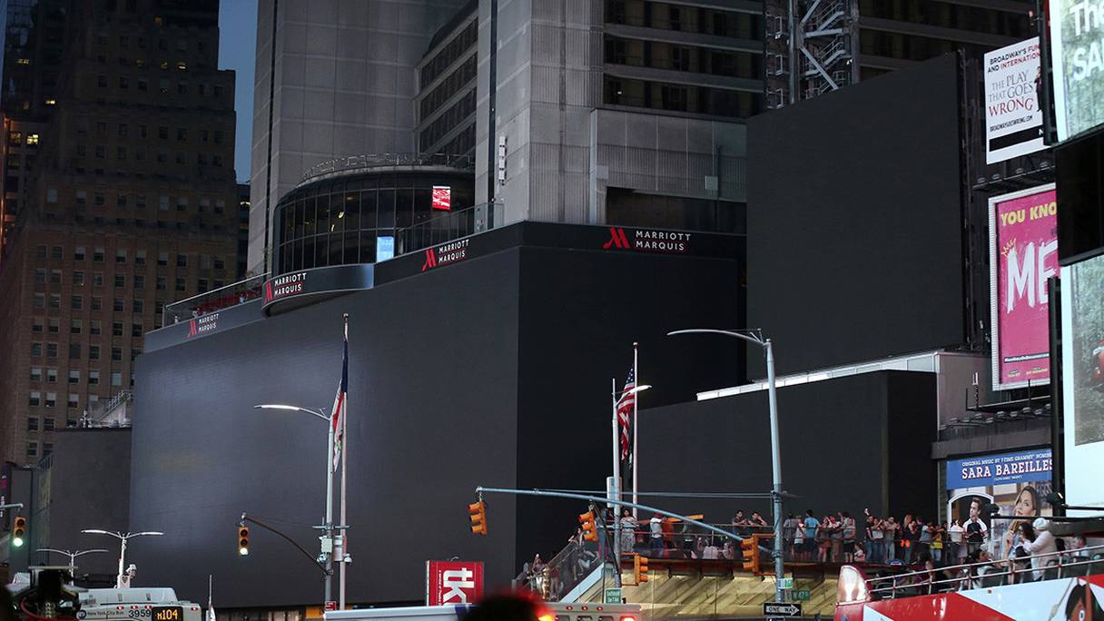 Samedi 13 juillet en soirée, les écrans de Times Square se sont éteints, alors qu'une partie de New York s'est retrouvée dans le noir, une première depuis 42 ans. 
