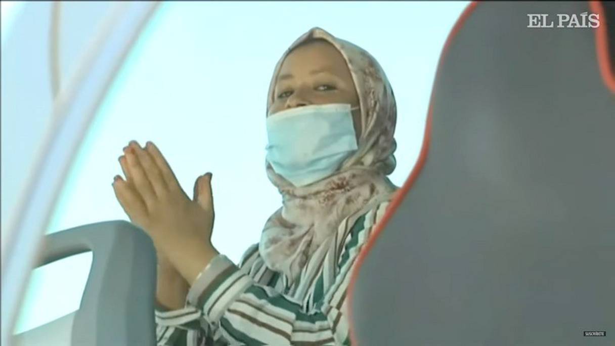 Une travailleuse marocaine sur le chemin vers son pays après des mois de blocage à Huelva, au sud de l'Espagne.

