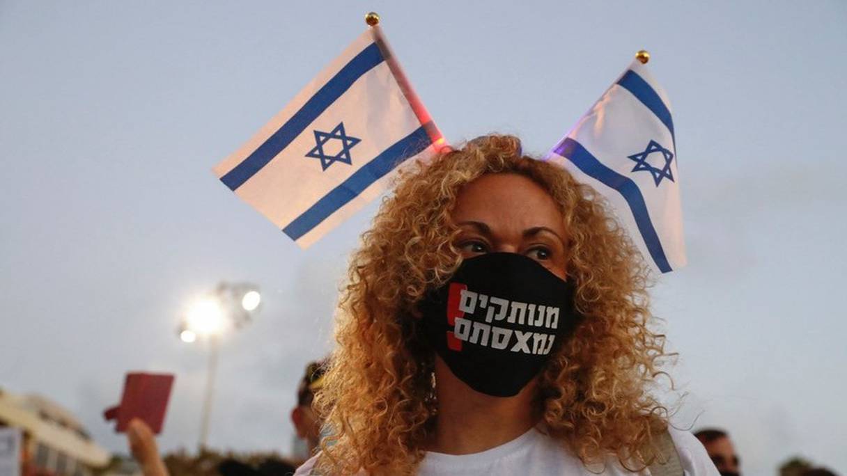 Une manifestante conteste la gestion de la pandémie en Israël, sur la place Rabin, à Tel-Aviv, le 11 juillet 2020. 
