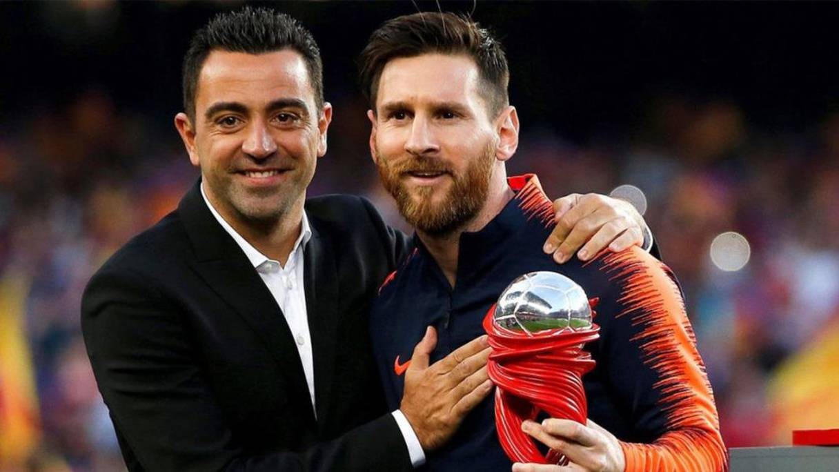 Xavi Hernadez félicitant Messi pour son 6e Ballon d'or.
