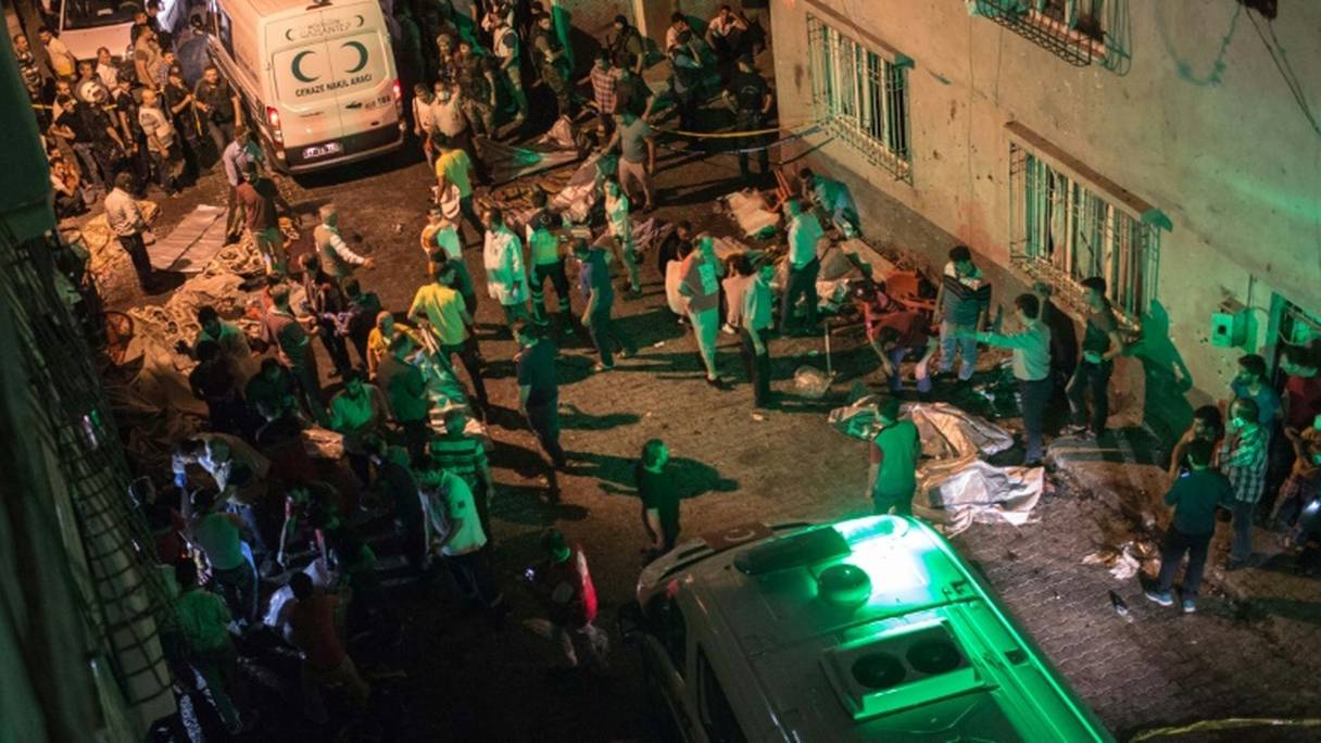 Les secpirs arrivent sur le lieu d'un attentat à la bombe lors d'un mariage à Gaziantep, dans le sud-est de la Turquie, le 20 août 2016 au soir.

