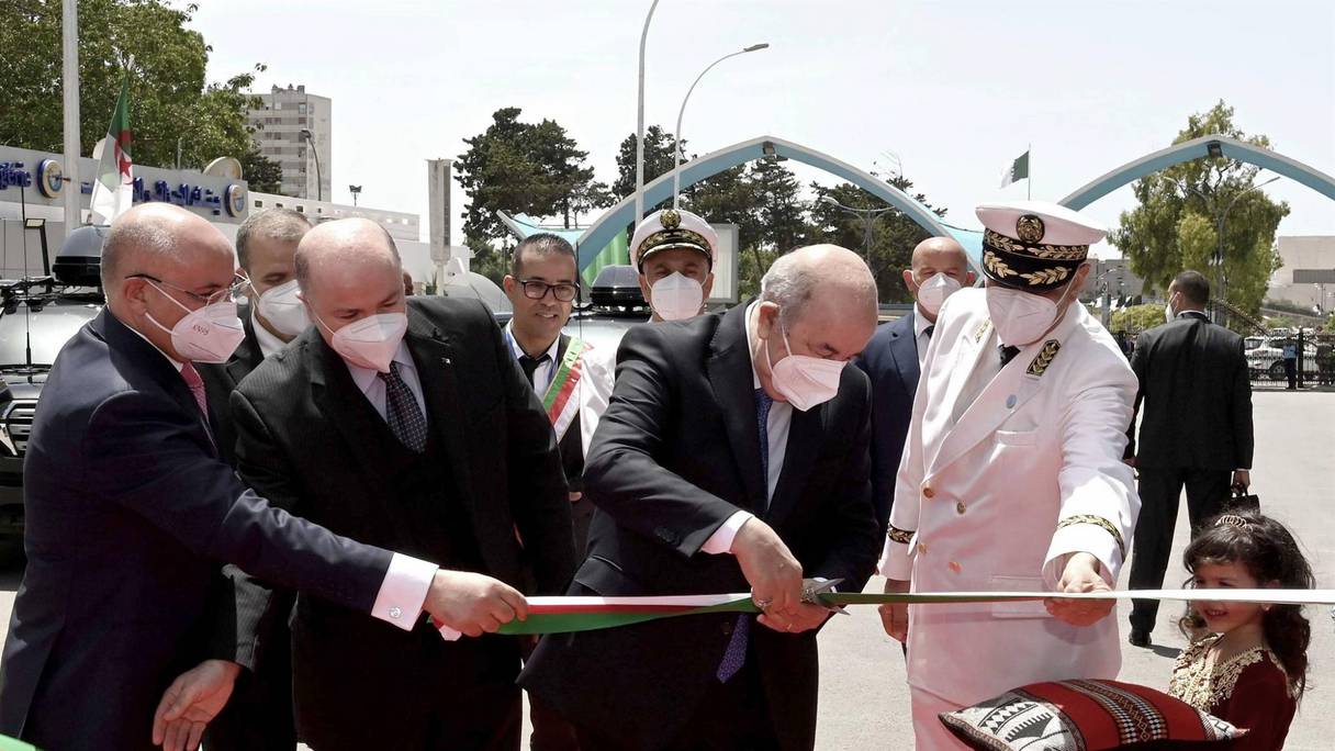 Le président Tebboune coupant le ruban, lors de l'inauguration de la 53e foire d'Alger.
