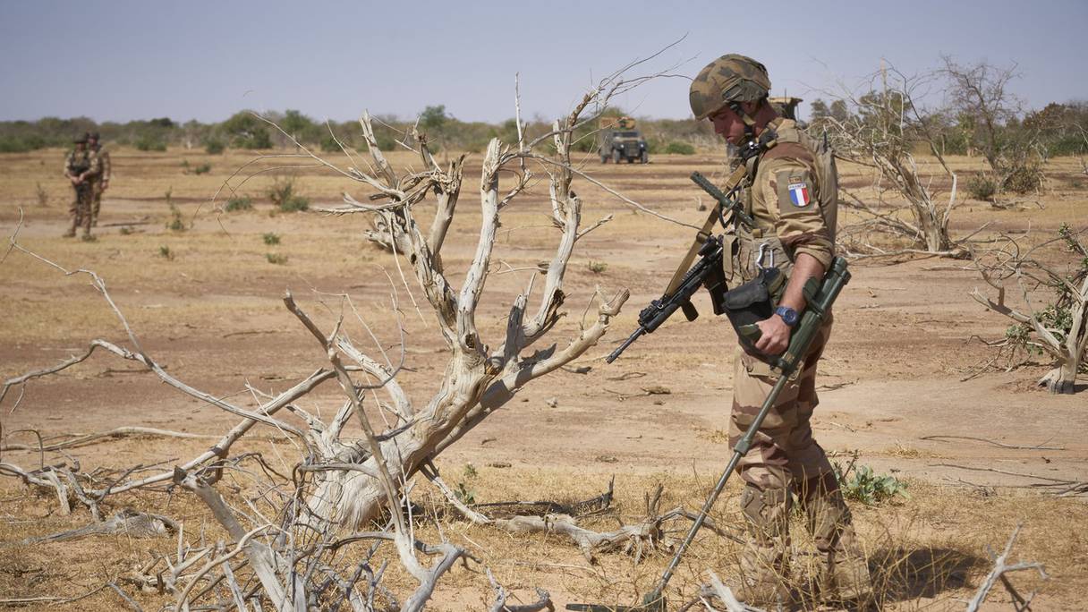 Un soldat français à la recherche de mines quelque part dans le Sahel. 

