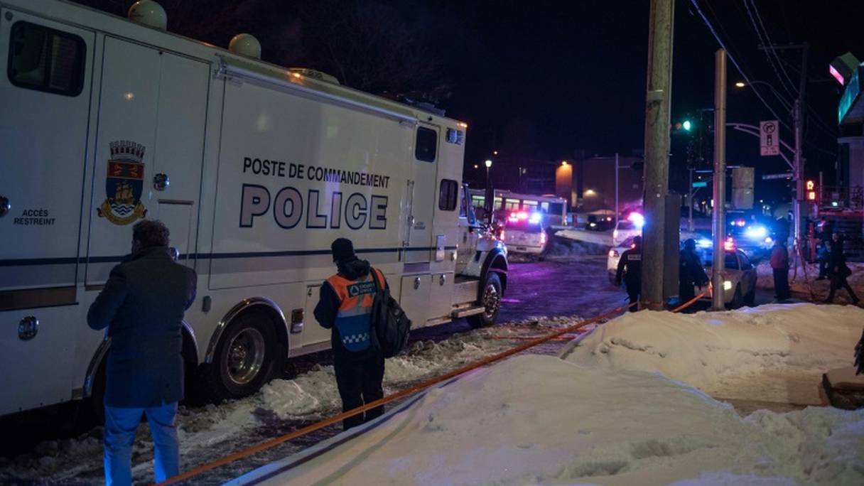 Des forces de police canadiennes devant la mosquée de Québec après une fusillade, le 29 janvier 2017.
