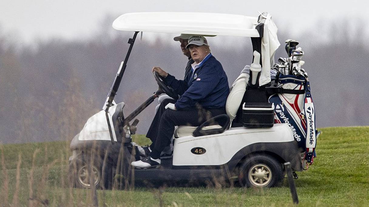 Donald Trump en voiturette au Trump National Golf Club, à Sterling, en Virginie, le 22 november 2020. 

