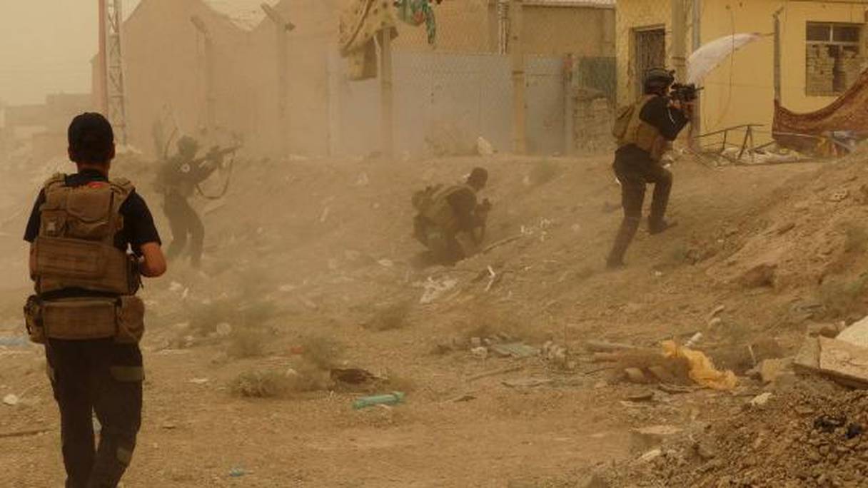 Des membres des forces de sécurité irakiennes tentent de freiner l'avancée des djihadistes à Ramadi, le 15 mai.
