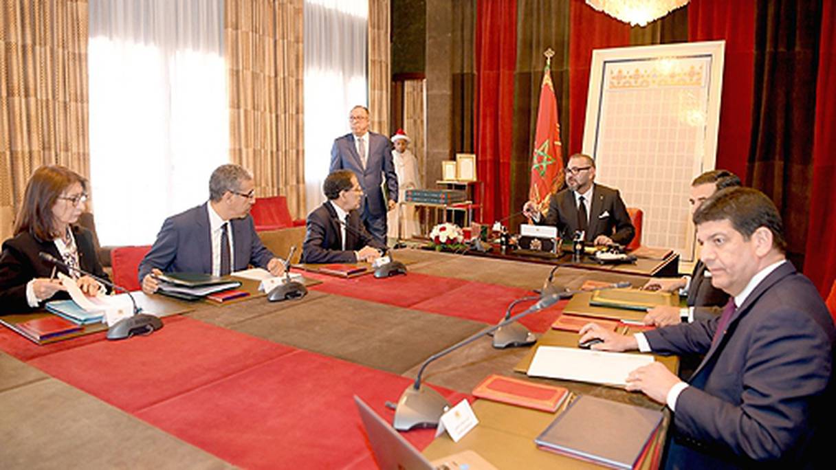 Le roi Mohammed VI présidant, jeudi 26 avril au Palais royal de Rabat, une séance de travail dédiée à l’examen de l’avancement des projets d’énergies renouvelables.
