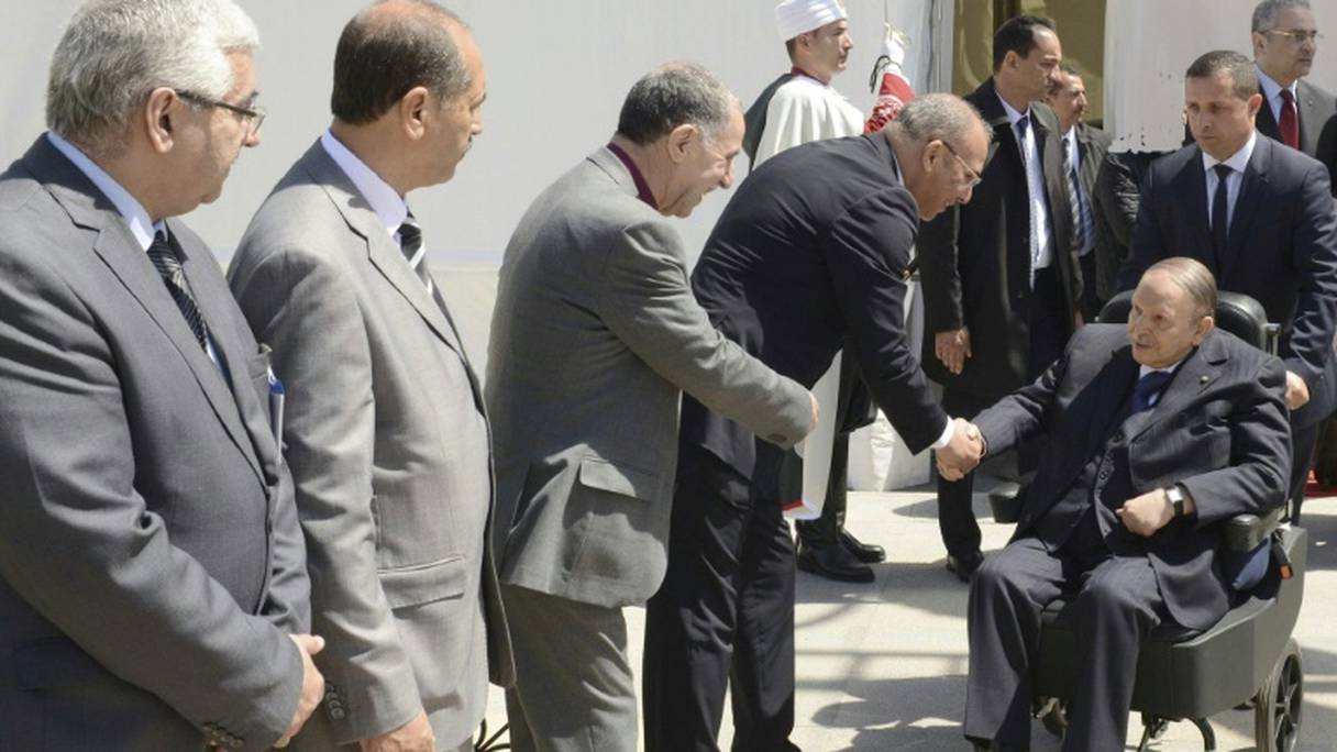 Le président algérien Abdelaziz Bouteflika à son arrivée pour l'inauguration d'une mosquée et de l'extension du métro d'Alger, le 9 avril 2018 dans la capitale.

