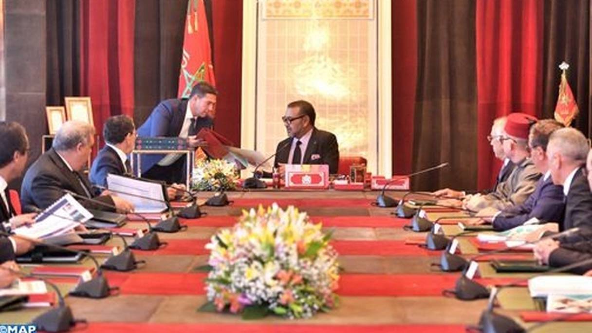Photo de la séance de travail présidée par le roi Mohammed VI, au sujet du Programme de mise à niveau de l'offre de Formation professionnelle. 
