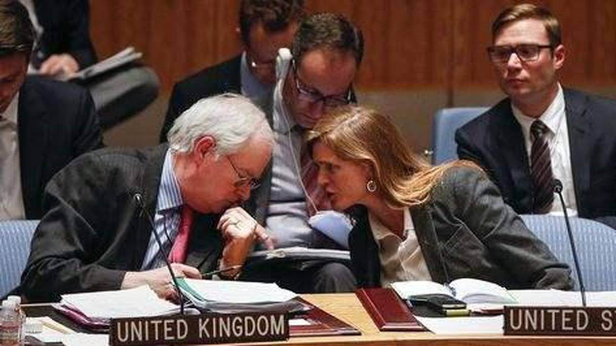 L'ambassadrice US auprès de l'ONU, Samantha Power, en discussion avec son homologue britannique Lyall Mark Grant. 
