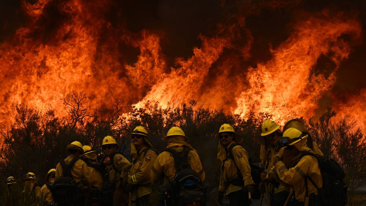 Des sapeurs-pompiers forment une ligne pour lutter contre l'incendie «Fairview Fire» près de Hemet, en California, le 8 septembre 2022.
