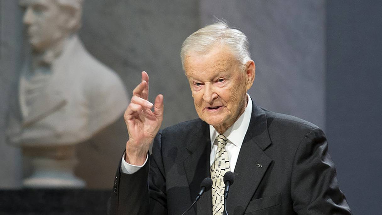 Brzezinski restera une voix influente à Washington, encore invité à témoigner en tant qu'expert par le Congrès jusqu'à récemment.
