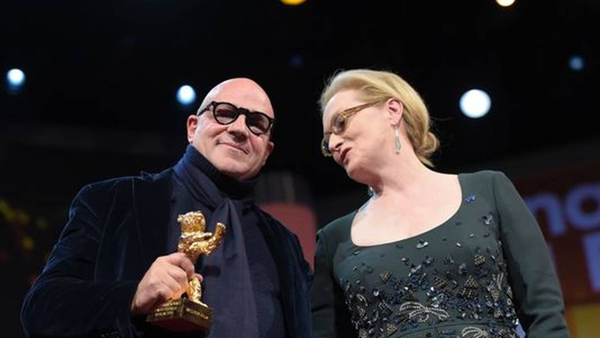 Le réalisateur Gianfranco Rosi recevant l'Ours d'or de la Berlinale , avec la présidente du jury, Meryl Streep.

