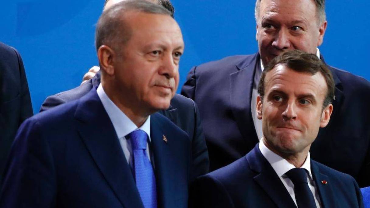Les présidents turc Recep Tayyip Erdogan et français Emmanuel Macron, lors d'un sommet sur la Libye, le 19 janvier 2020 à Berlin. 
