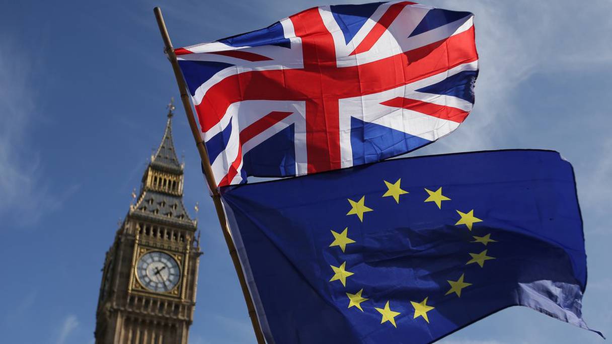 Big Ben, drapeaux de l'Union Jack et de l'Union Européenne. 
