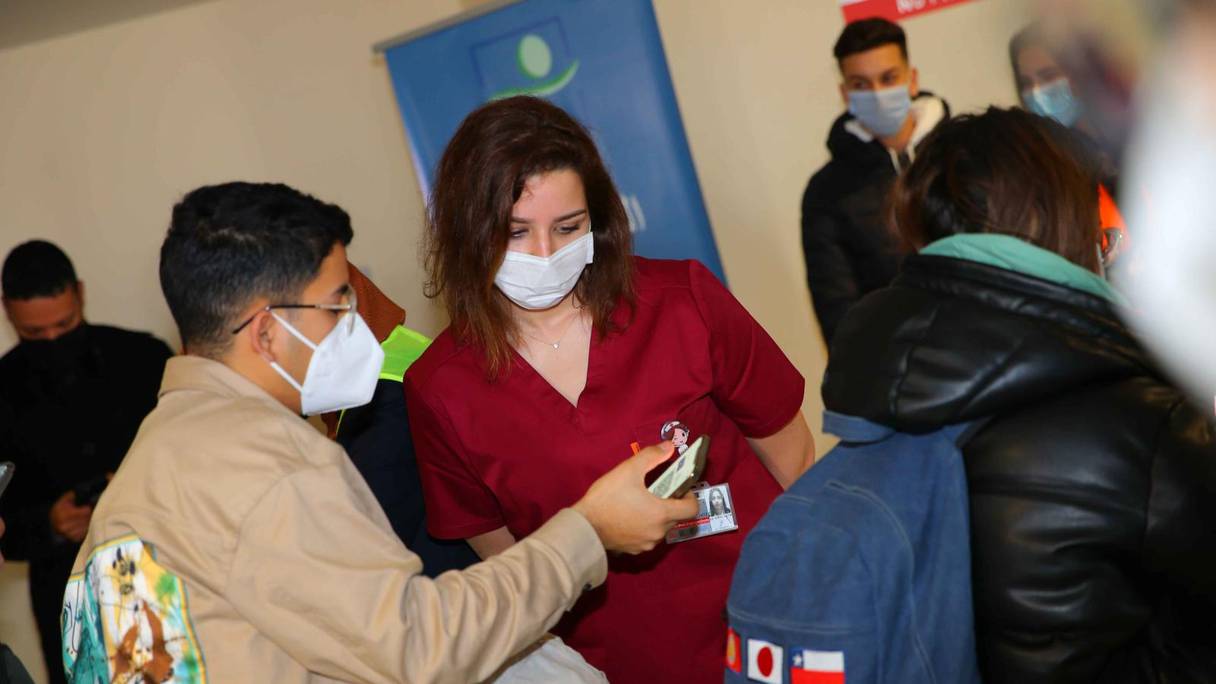 Un passager présente son pass vaccinal à son arrivée à l'aéroport Mohammed V, conformément aux mesures préventives en vigueur, le 7 février 2022, à Casablanca.
