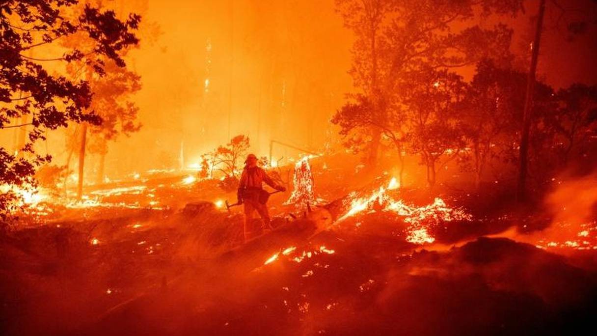 Un pompier essaye de lutter contre les feux de forêts en Californie, le lundi 7 septembre 2020. 
