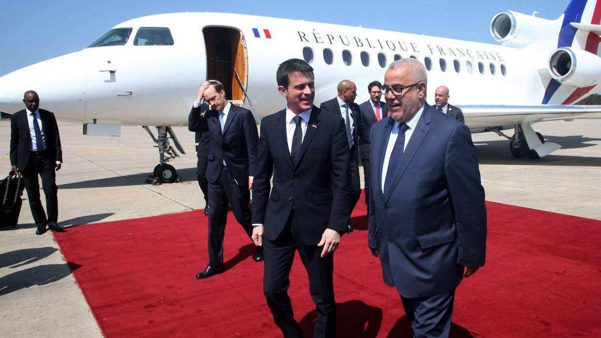 Le premier ministre français, Manuel Valls, accueilli par Abdelilah Benkirane à l'aéroport de Salé, le 9 mars 2015. 

