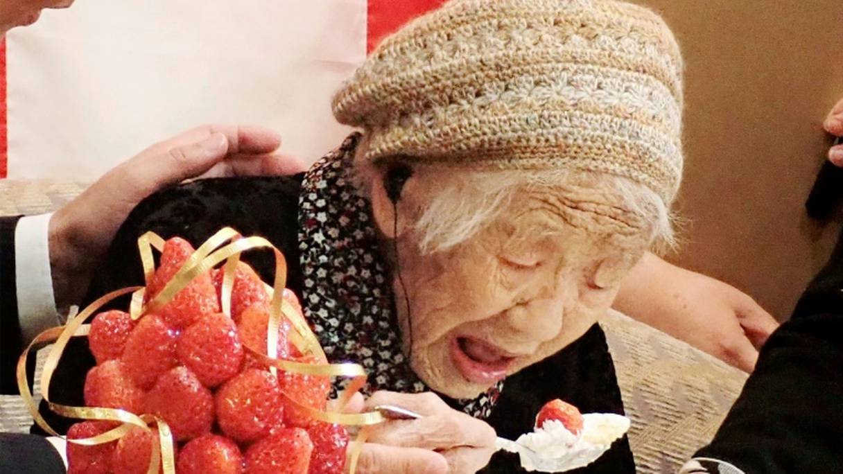 La Japonaise Kane Tanaka, âgée de 116 ans, célèbre sa reconnaissance officielle par le Guinness des Records comme doyenne de l'humanité, à Fukuoka le 9 mars 2019.
