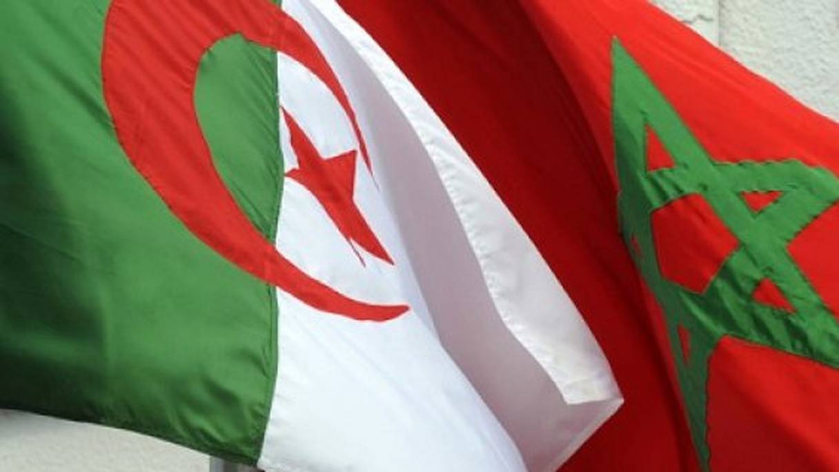 Les drapeaux d'Algérie et du Maroc.
